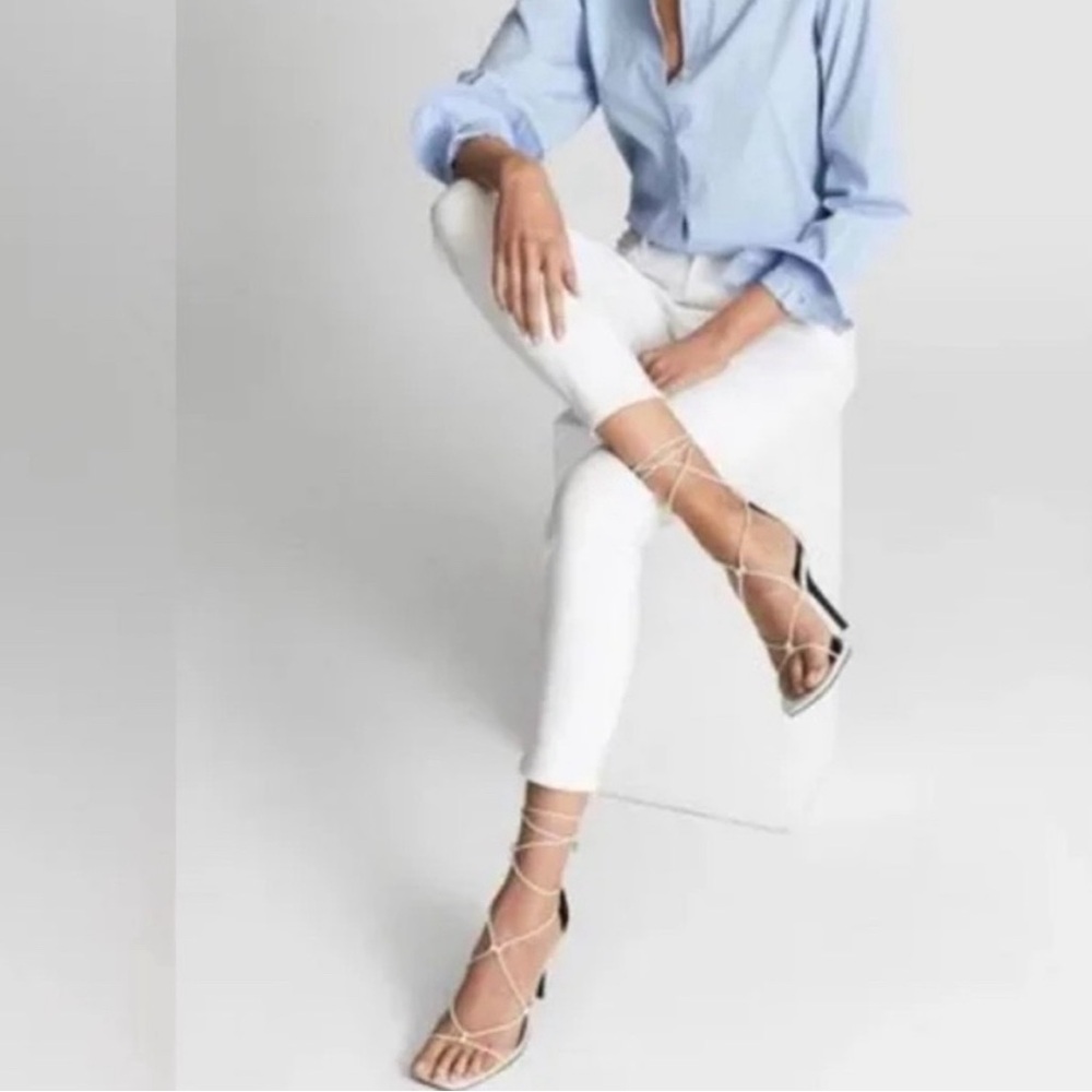 Paige Kylie Crop White Skinny Size: 27
No rips, tears or stains. Great preowned